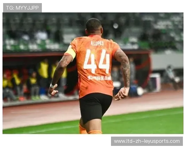 凯恩争顶成功将球轻敲形成机会——把握瞬间，成就品牌与成长