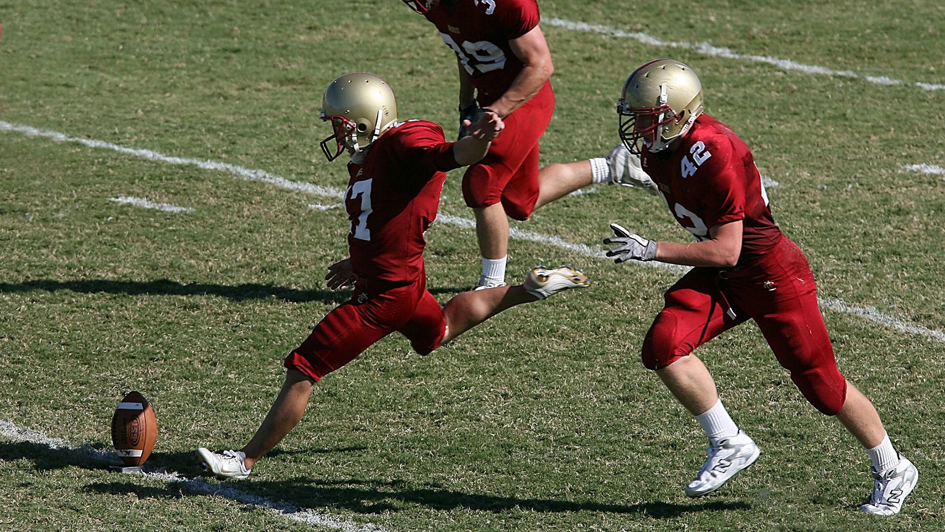 两前腰角色分工拉开防线宽度,双前腰战术